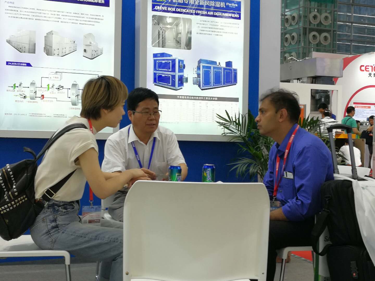 黄片免费视频软件泰總經理和外商密切交談