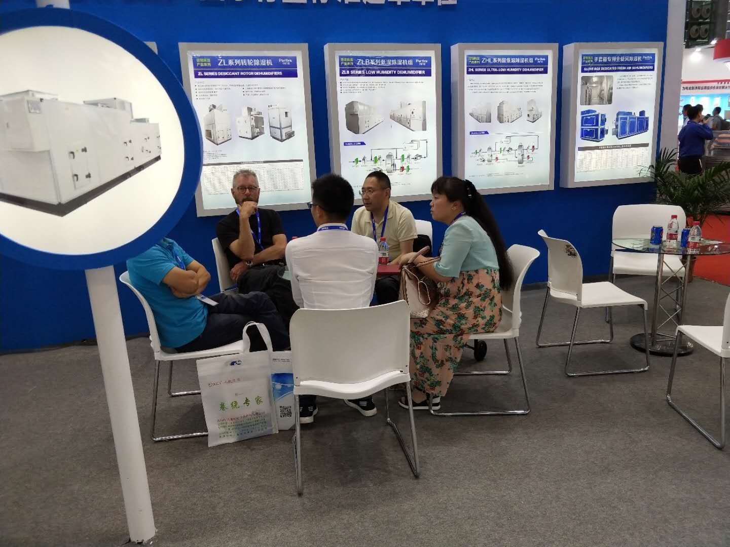 黄片免费视频软件泰員工與客戶交談 黄片免费视频软件泰員工與客戶交談