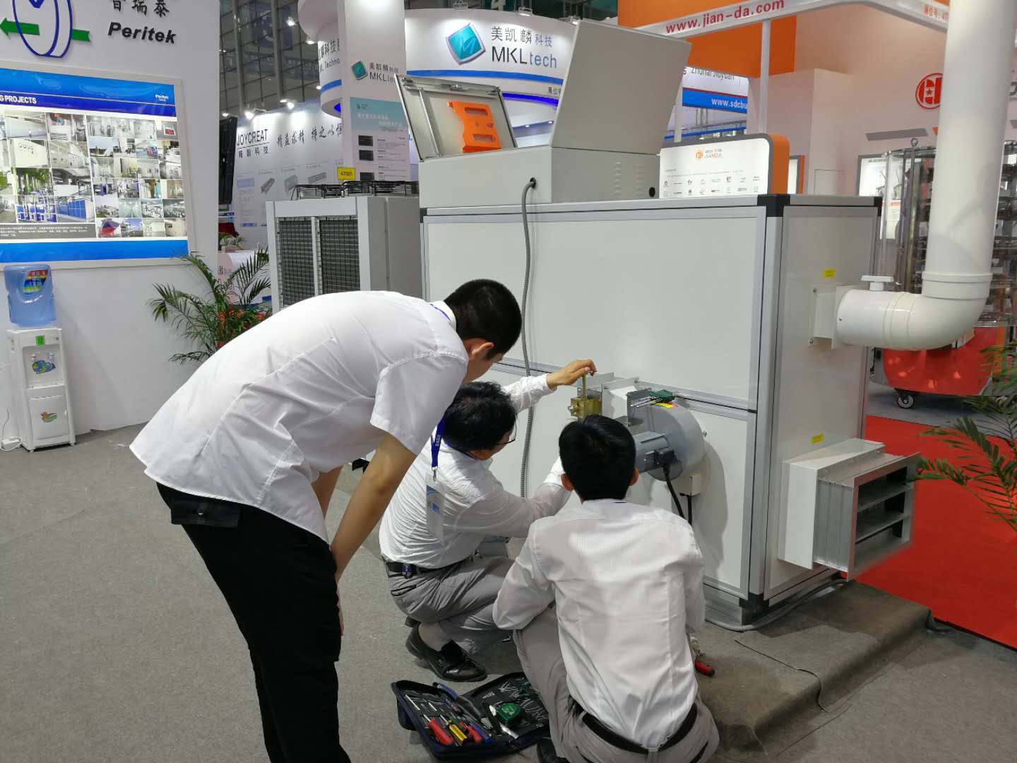 黄片免费视频软件泰總經理吳建平親自檢查參展設備 黄片免费视频软件泰總經理吳建平親自檢查參展設備